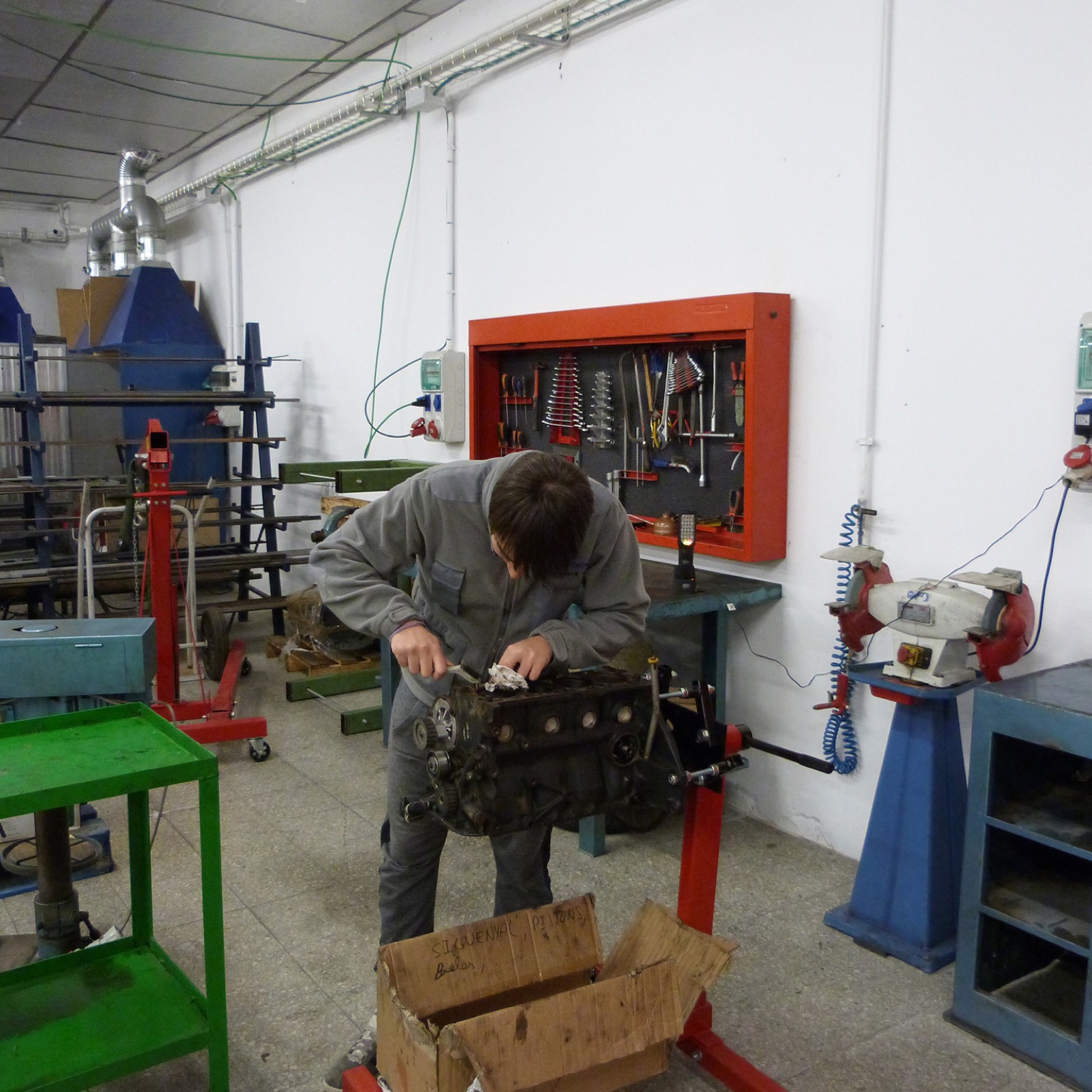 Treball de motors al taller del cicle